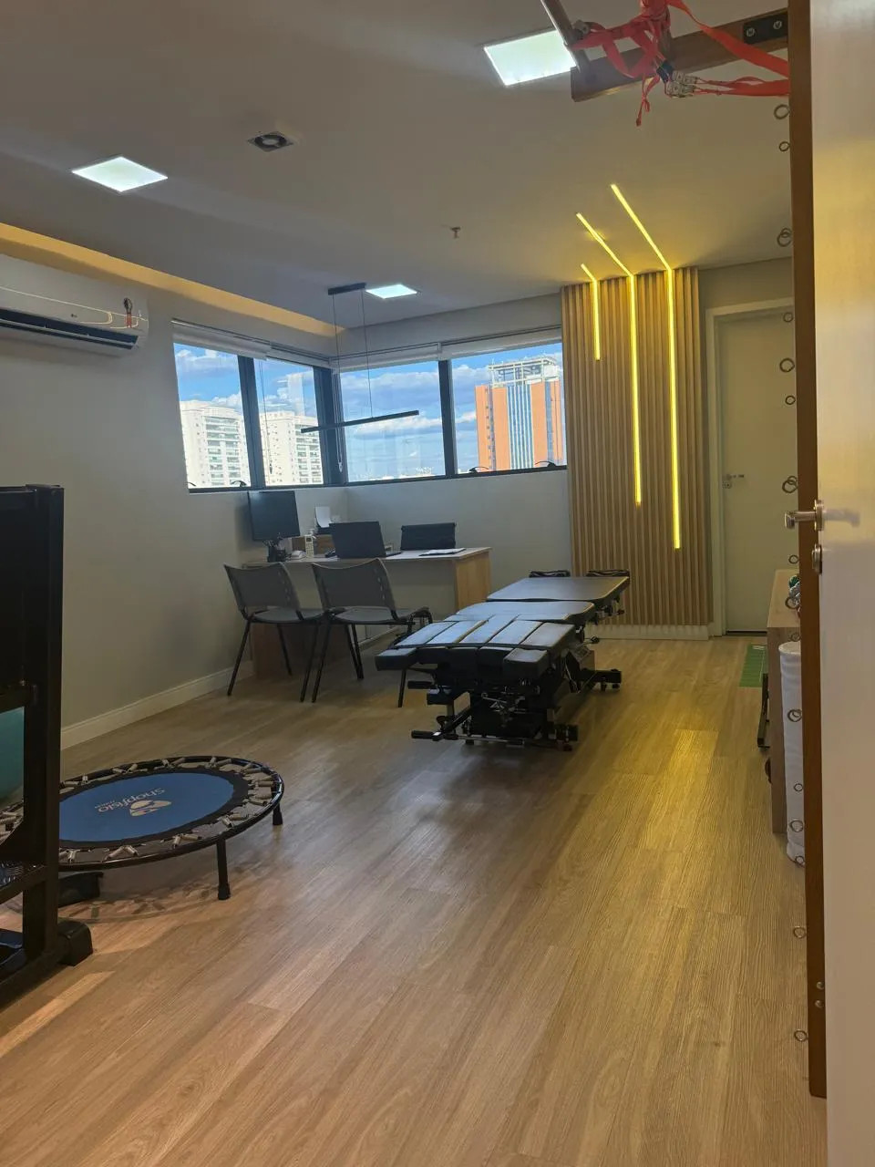 Sala de atendimento do Instituto RV iluminada por janelas amplas